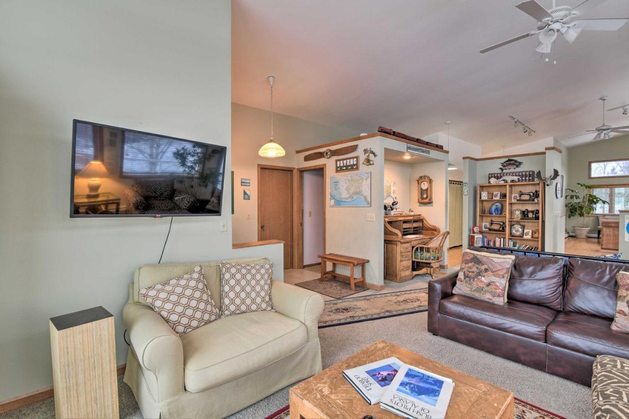 Spacious Family Home With Deck And Million-Dollar View 安克拉治 外观 照片